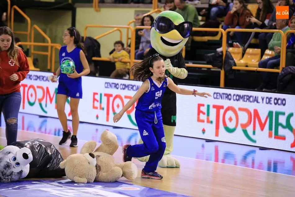 Foto 5 - Perfumer&iacute;as Avenida derrota al IDK Gipuzkoa tras una gran primera parte (58-54)