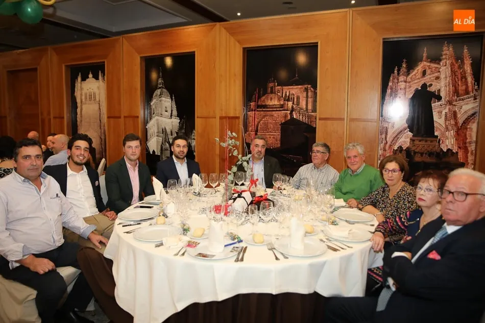Foto 10 - Domingo L&oacute;pez Chaves recibe la X Encina Charra de la Pe&ntilde;a Taurina Juan del &Aacute;lamo  