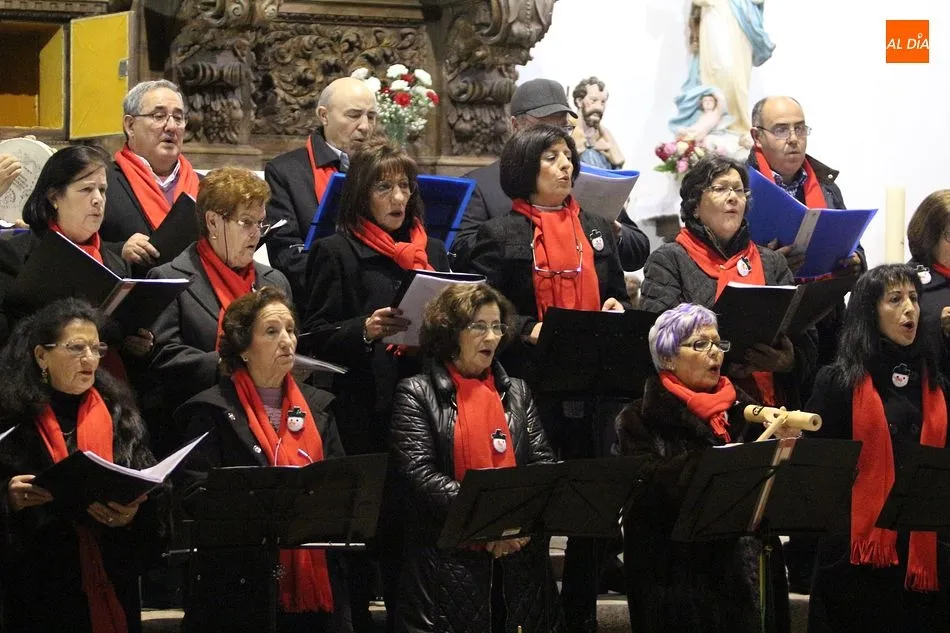 Foto 11 - El coro de Los Santos y el de Florida de Li&eacute;bana ofrecen un emotivo concierto navide&ntilde;o