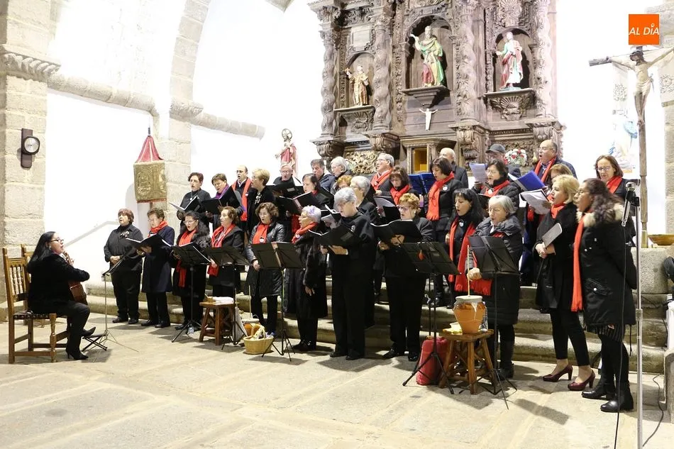 Foto 7 - El coro de Los Santos y el de Florida de Li&eacute;bana ofrecen un emotivo concierto navide&ntilde;o