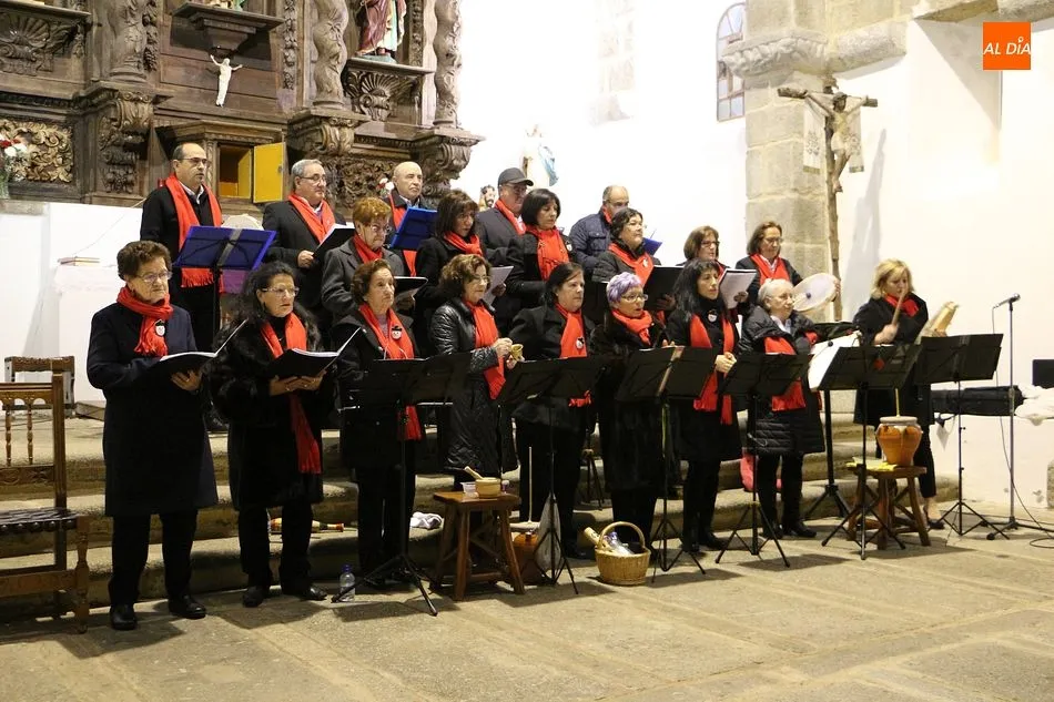 Foto 6 - El coro de Los Santos y el de Florida de Li&eacute;bana ofrecen un emotivo concierto navide&ntilde;o