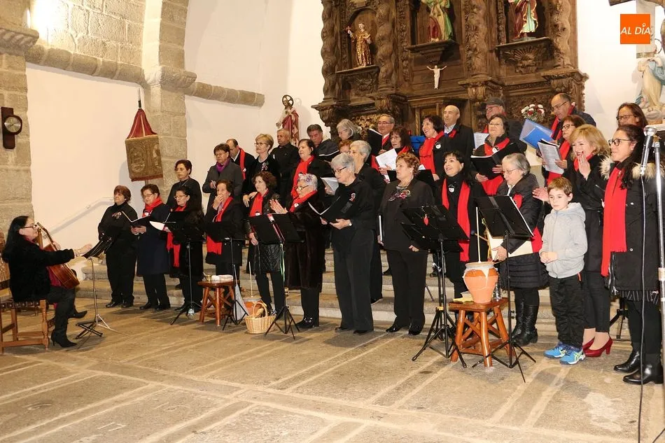 Foto 5 - El coro de Los Santos y el de Florida de Li&eacute;bana ofrecen un emotivo concierto navide&ntilde;o