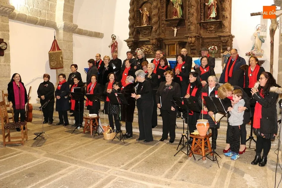 Foto 4 - El coro de Los Santos y el de Florida de Li&eacute;bana ofrecen un emotivo concierto navide&ntilde;o