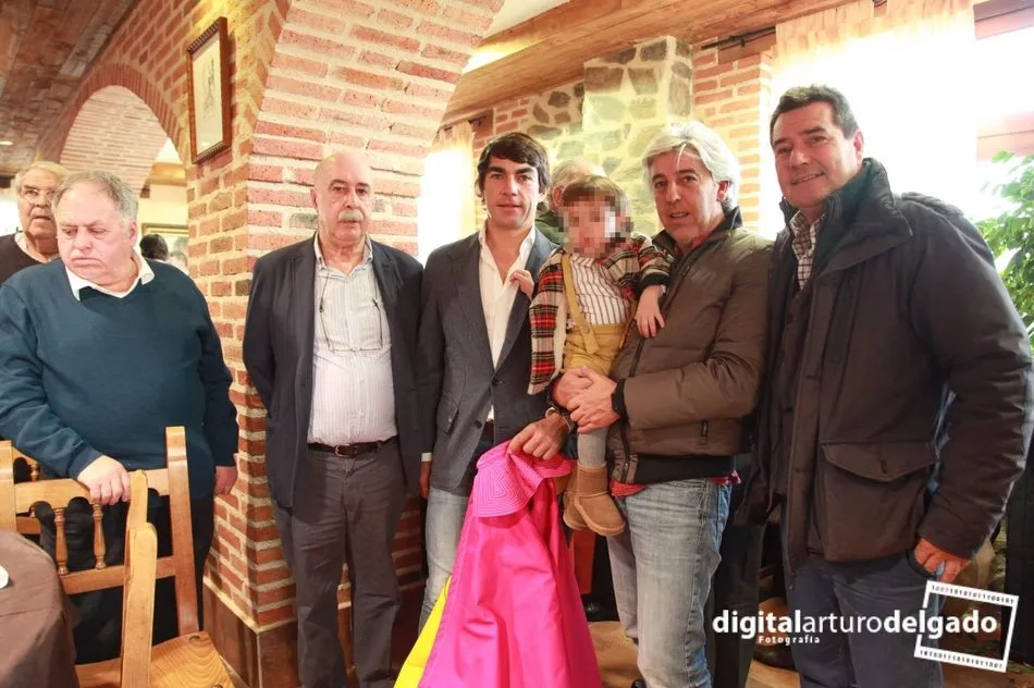 Chaves recibió un capote de brega obsequio de sus peñistas