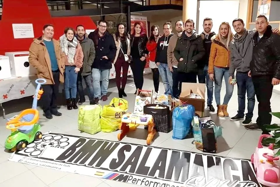 Integrantes del Club BMW Salamanca con los juguetes recogidos