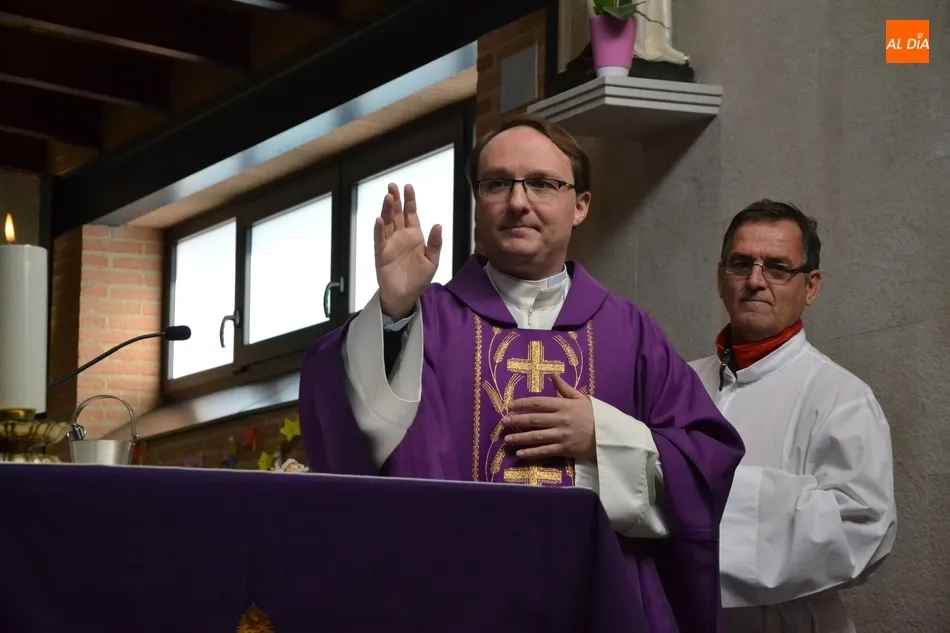 Foto 11 - Masiva bendici&oacute;n de im&aacute;genes del Ni&ntilde;o Jes&uacute;s en la Parroquia de El Salvador  