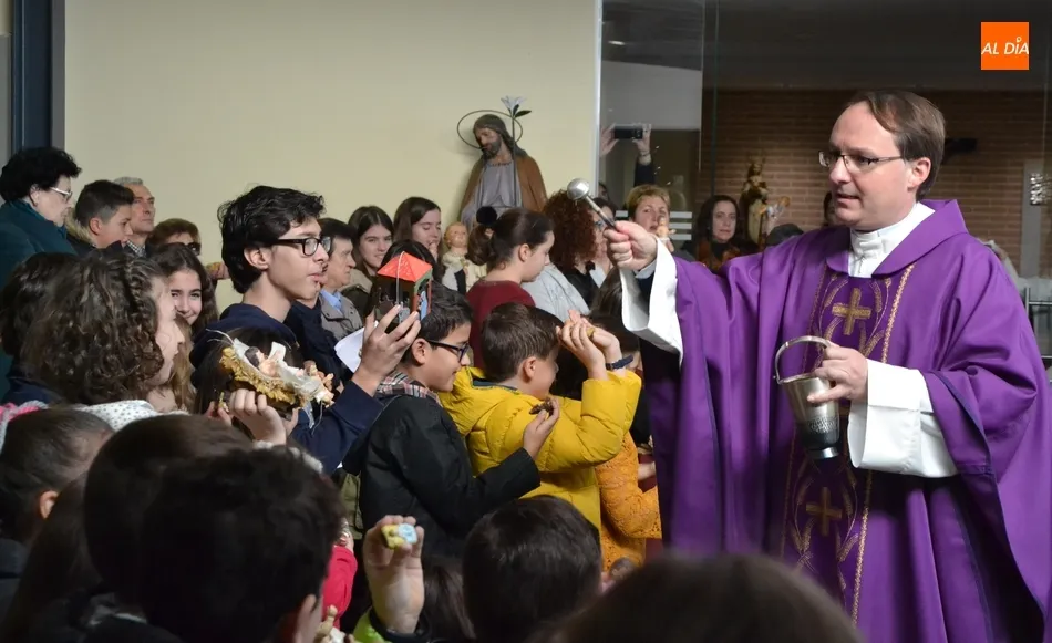 Foto 8 - Masiva bendici&oacute;n de im&aacute;genes del Ni&ntilde;o Jes&uacute;s en la Parroquia de El Salvador  