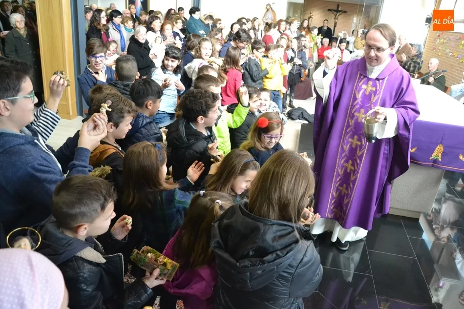 Foto 5 - Masiva bendici&oacute;n de im&aacute;genes del Ni&ntilde;o Jes&uacute;s en la Parroquia de El Salvador  