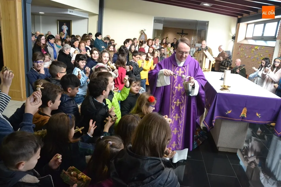 Foto 6 - Masiva bendici&oacute;n de im&aacute;genes del Ni&ntilde;o Jes&uacute;s en la Parroquia de El Salvador  