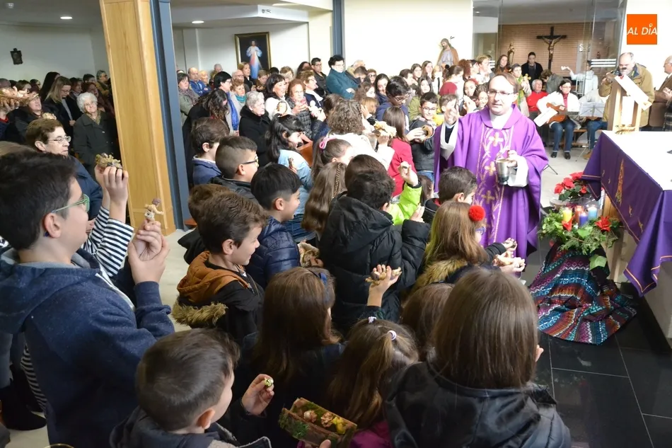 Foto 7 - Masiva bendici&oacute;n de im&aacute;genes del Ni&ntilde;o Jes&uacute;s en la Parroquia de El Salvador  