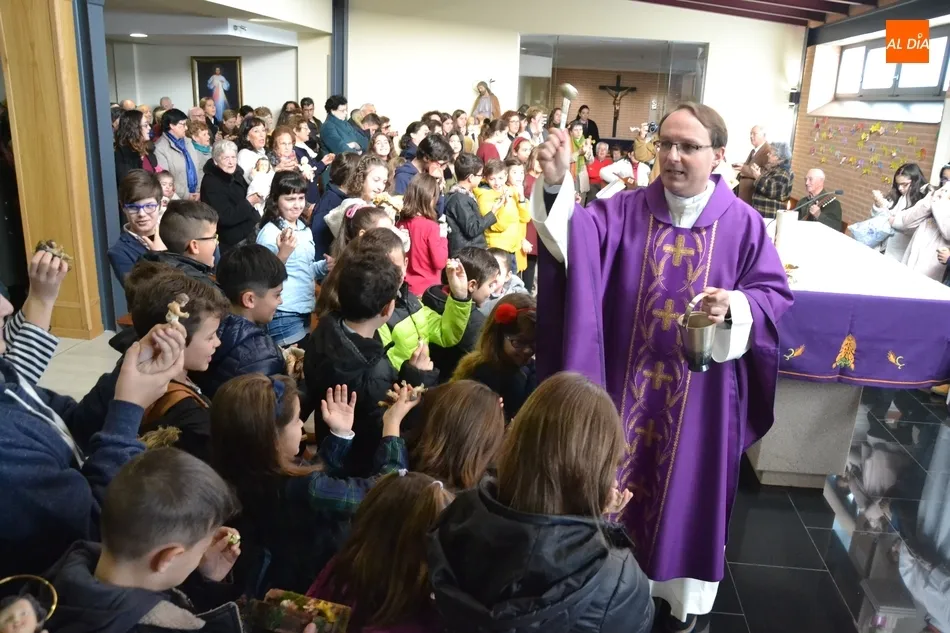 Masiva bendición de imágenes del Niño Jesús en la Parroquia de El Salvador  