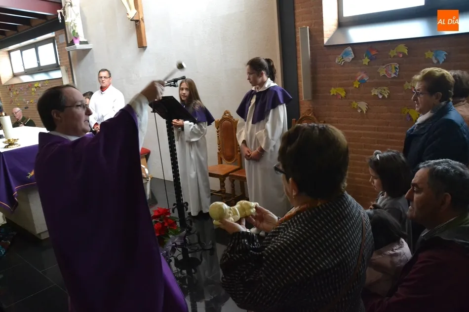 Foto 3 - Masiva bendici&oacute;n de im&aacute;genes del Ni&ntilde;o Jes&uacute;s en la Parroquia de El Salvador  