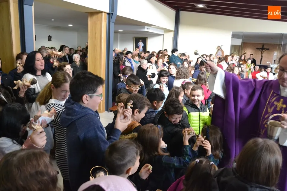 Foto 4 - Masiva bendici&oacute;n de im&aacute;genes del Ni&ntilde;o Jes&uacute;s en la Parroquia de El Salvador  