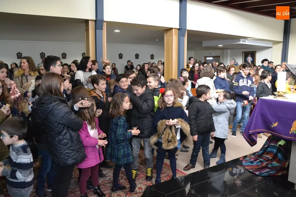 Foto 2 - Masiva bendici&oacute;n de im&aacute;genes del Ni&ntilde;o Jes&uacute;s en la Parroquia de El Salvador  