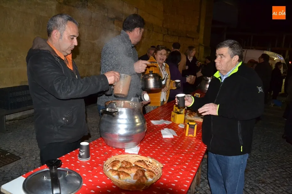 La Charanga Manliao anima la concurrida chocolatada de la Avenida de España y Afecir  