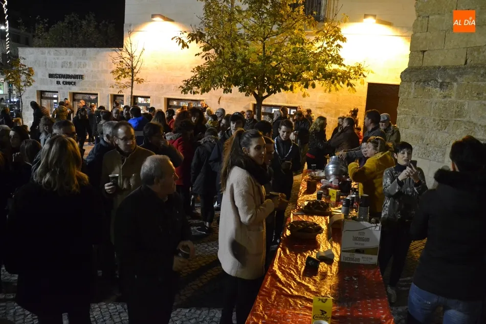 Foto 11 - La Charanga Manliao anima la concurrida chocolatada de la Avenida de Espa&ntilde;a y Afecir  