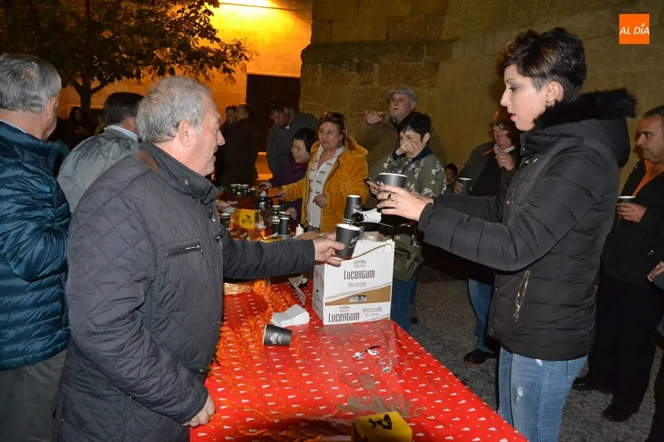 Foto 10 - La Charanga Manliao anima la concurrida chocolatada de la Avenida de Espa&ntilde;a y Afecir  