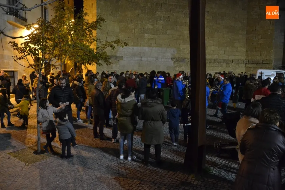 Foto 4 - La Charanga Manliao anima la concurrida chocolatada de la Avenida de Espa&ntilde;a y Afecir  