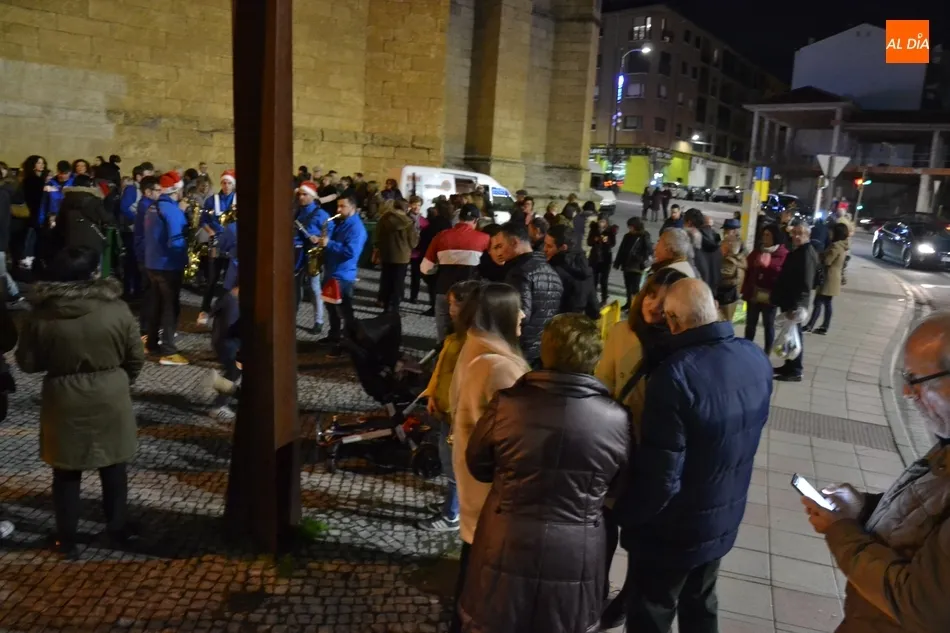 Foto 3 - La Charanga Manliao anima la concurrida chocolatada de la Avenida de Espa&ntilde;a y Afecir  