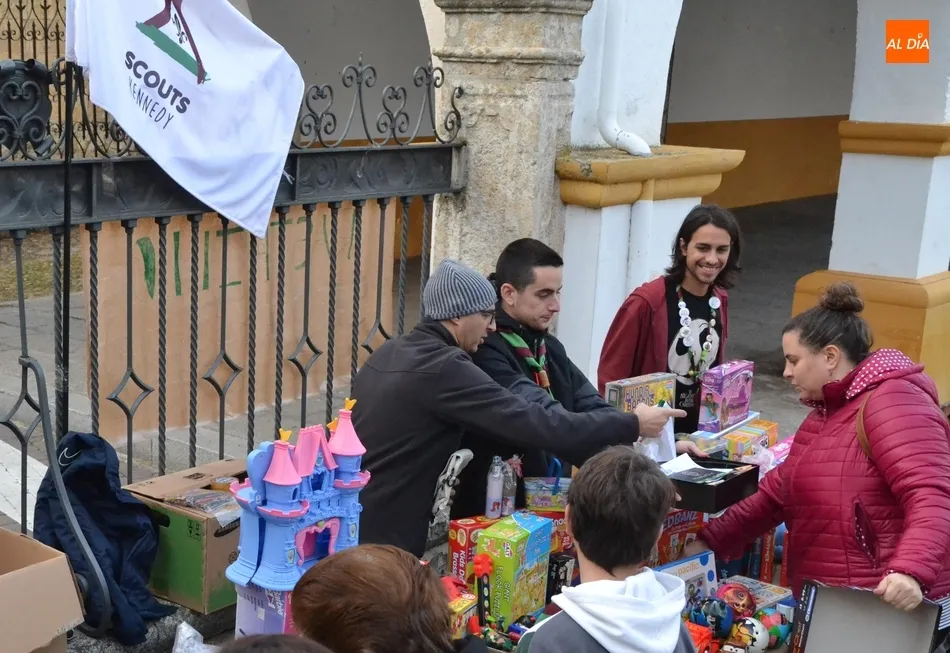 Foto 4 - Los scouts venden juguetes en la calle para ayudar a otros ni&ntilde;os  