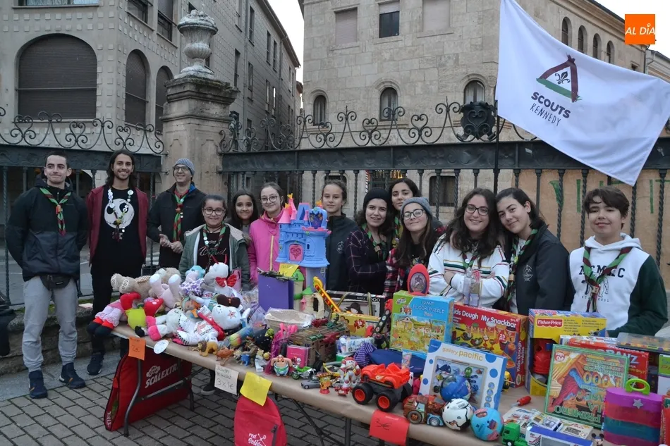 Foto 2 - Los scouts venden juguetes en la calle para ayudar a otros ni&ntilde;os  
