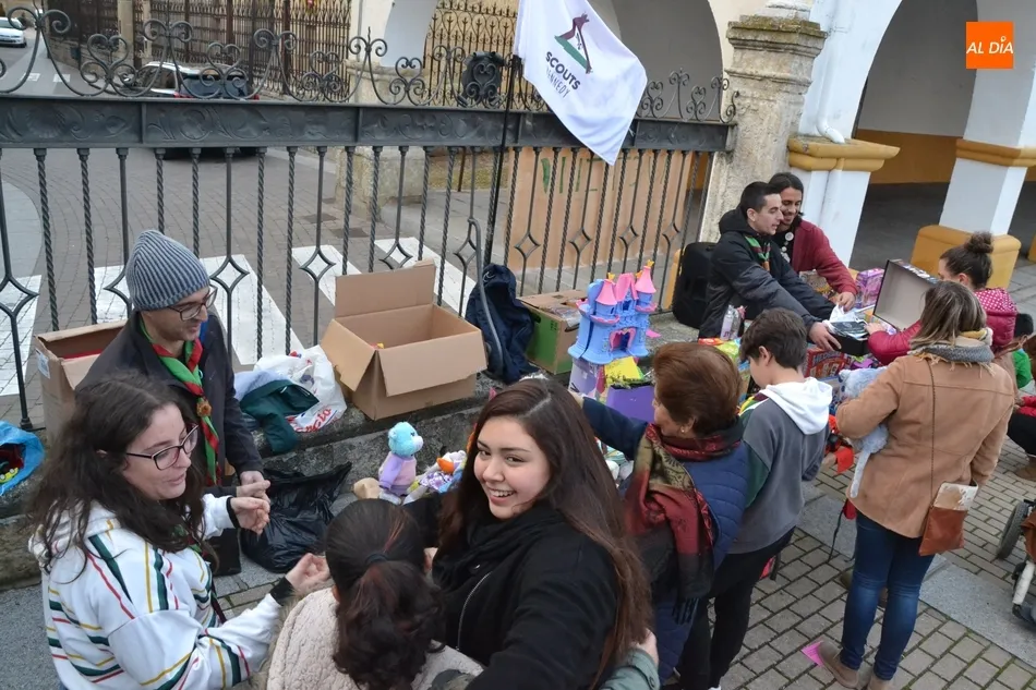 Foto 5 - Los scouts venden juguetes en la calle para ayudar a otros ni&ntilde;os  