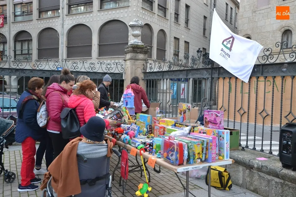 Foto 6 - Los scouts venden juguetes en la calle para ayudar a otros ni&ntilde;os  
