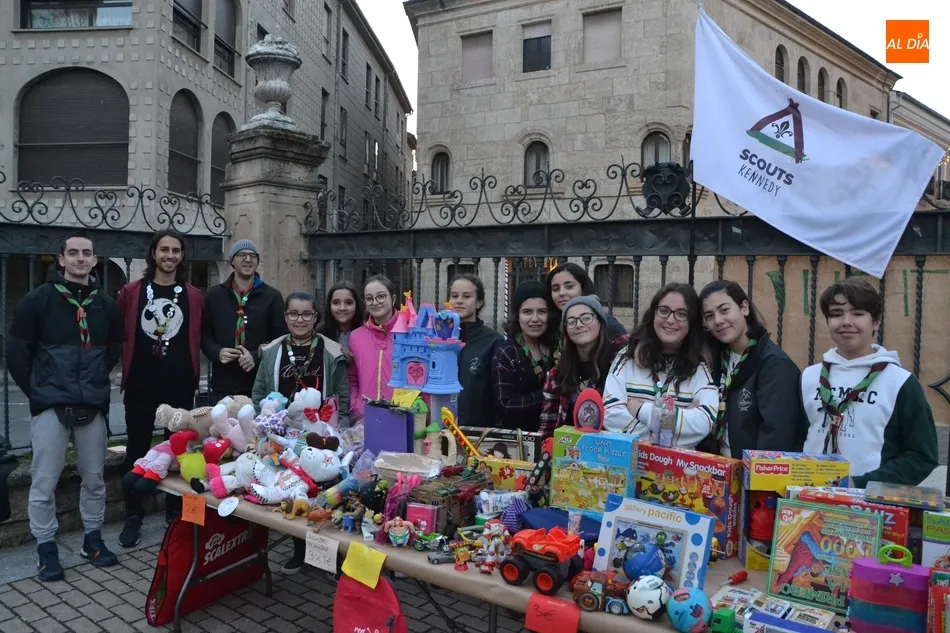 Los scouts venden juguetes en la calle para ayudar a otros niños  