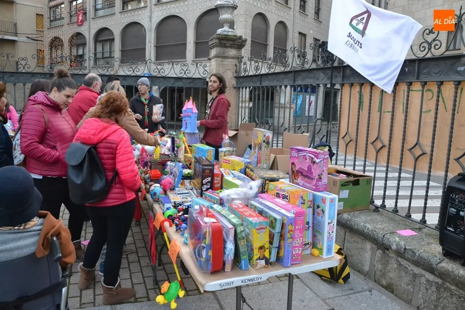 Foto 7 - Los scouts venden juguetes en la calle para ayudar a otros ni&ntilde;os  