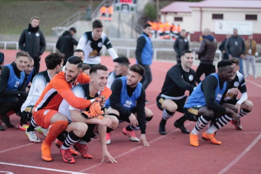 Celebración de los jugadores por la victoria ante el Coruxo. Imagen: Twitter Unionistas