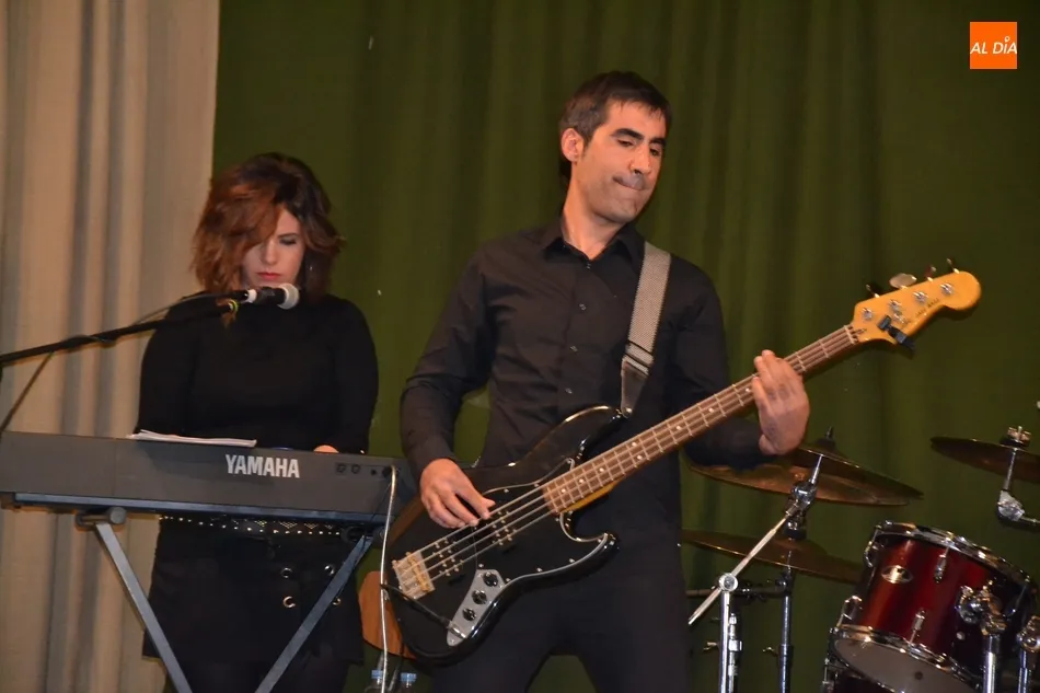 Foto 11 - Sr. Hyde despliega su m&uacute;sica a la hora del verm&uacute; en el Centro Social Aldea  