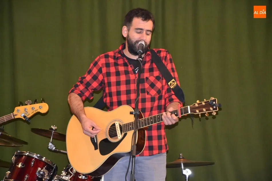 Foto 10 - Sr. Hyde despliega su m&uacute;sica a la hora del verm&uacute; en el Centro Social Aldea  