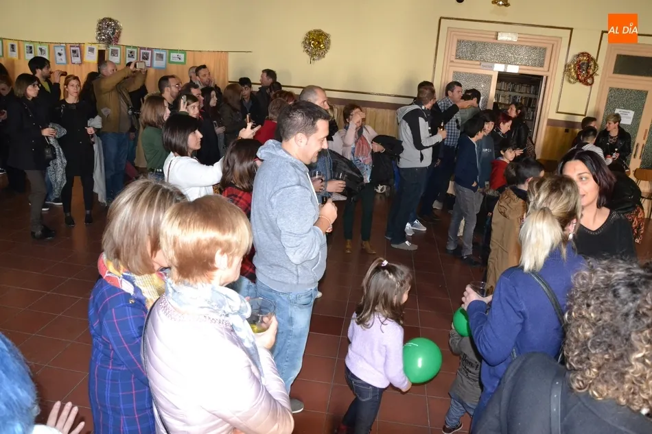 Foto 7 - Sr. Hyde despliega su m&uacute;sica a la hora del verm&uacute; en el Centro Social Aldea  