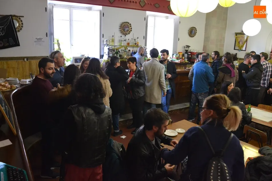 Foto 4 - Sr. Hyde despliega su m&uacute;sica a la hora del verm&uacute; en el Centro Social Aldea  