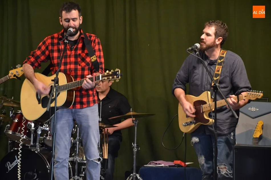 Foto 6 - Sr. Hyde despliega su m&uacute;sica a la hora del verm&uacute; en el Centro Social Aldea  