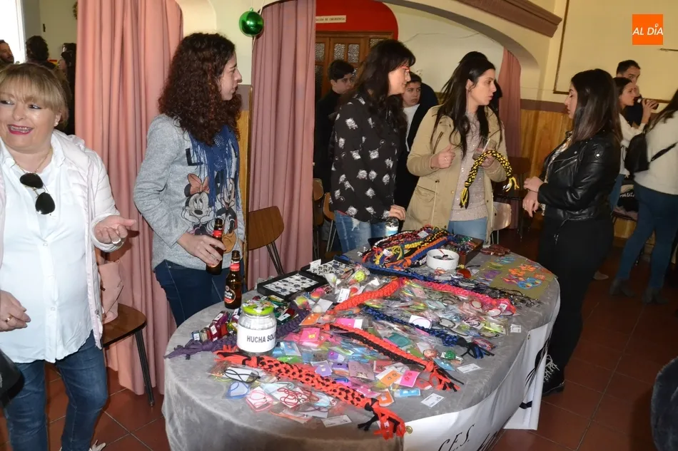 Foto 5 - Sr. Hyde despliega su m&uacute;sica a la hora del verm&uacute; en el Centro Social Aldea  