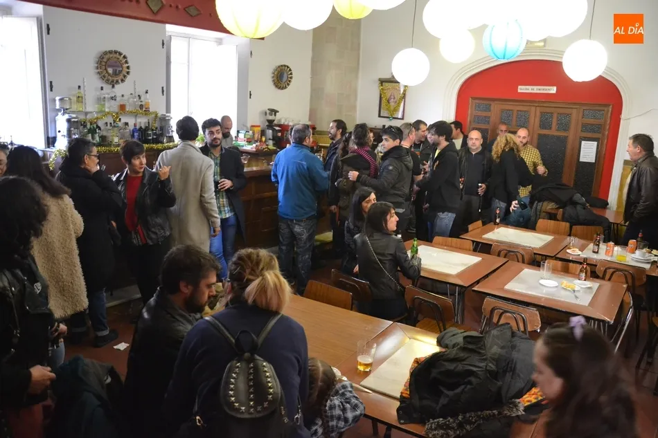 Foto 3 - Sr. Hyde despliega su m&uacute;sica a la hora del verm&uacute; en el Centro Social Aldea  