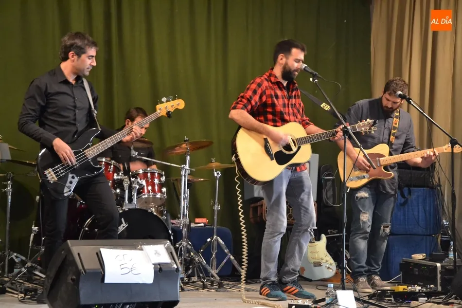 Foto 2 - Sr. Hyde despliega su m&uacute;sica a la hora del verm&uacute; en el Centro Social Aldea  