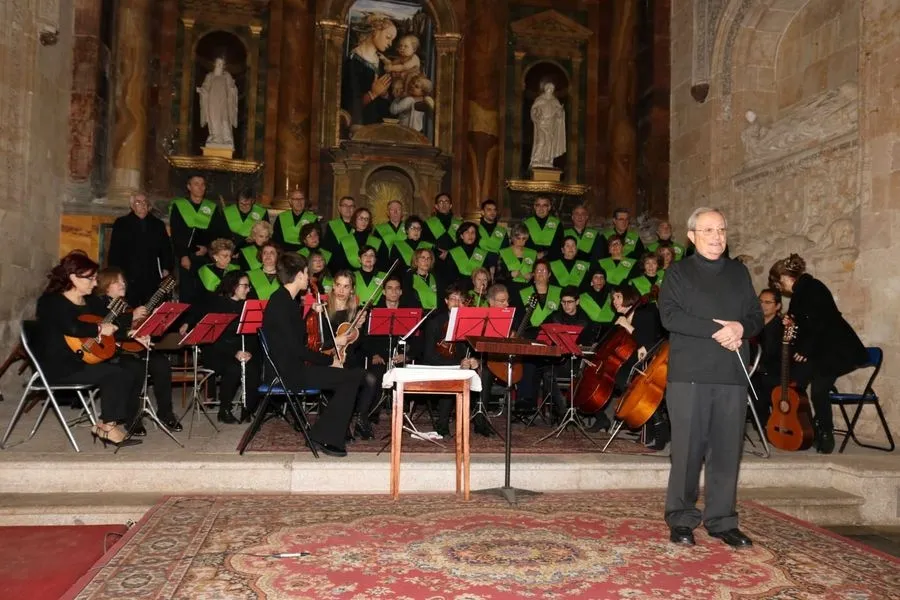 Foto 2 - El coro de la iglesia de San Benito ameniza la misa de Navidad con sus voces e instrumentos...