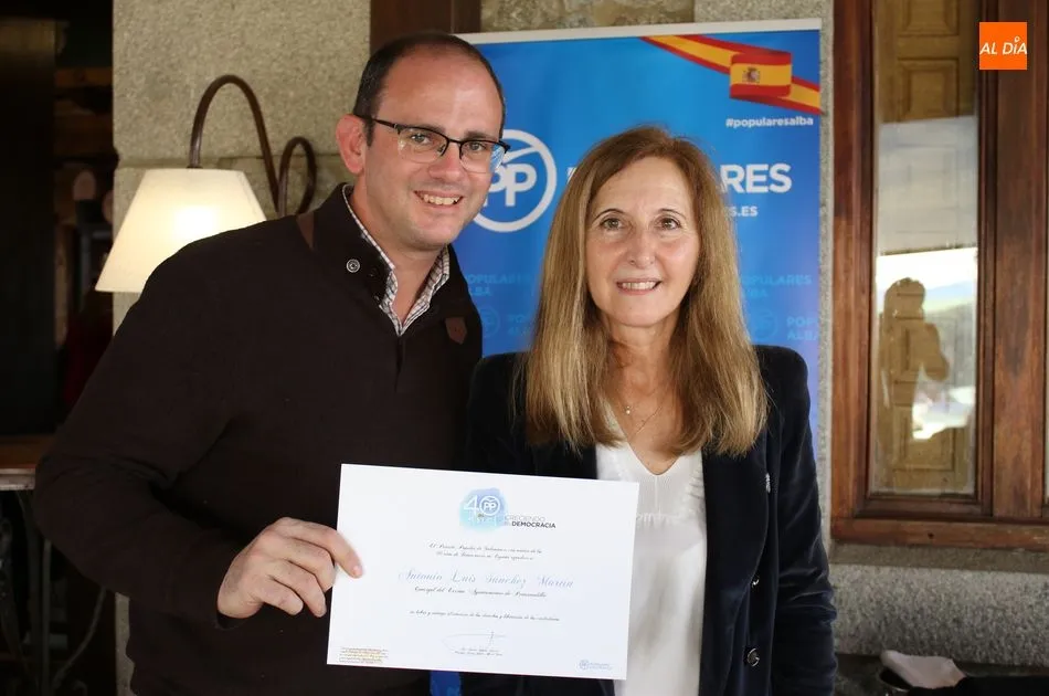 Foto 3 - El Partido Popular homenajea a alcaldes y concejales electos en democracia