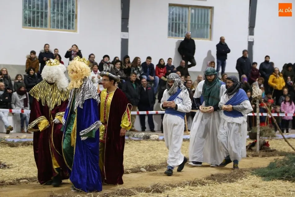 Los Reyes Magos se dirigen al portal