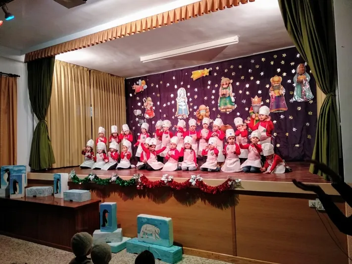 Foto 10 - Bel&eacute;n viviente, actuaciones y chocolada para recibir la Navidad en el Colegio La Encarnaci&oacute;n