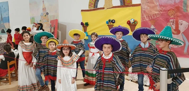 Foto 9 - Bel&eacute;n viviente, actuaciones y chocolada para recibir la Navidad en el Colegio La Encarnaci&oacute;n