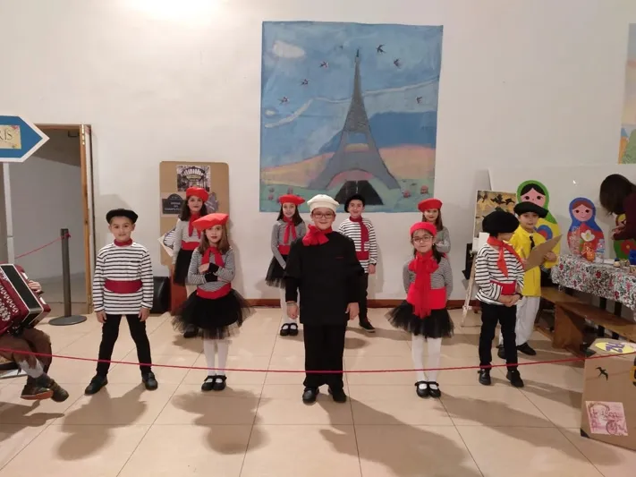 Foto 7 - Bel&eacute;n viviente, actuaciones y chocolada para recibir la Navidad en el Colegio La Encarnaci&oacute;n