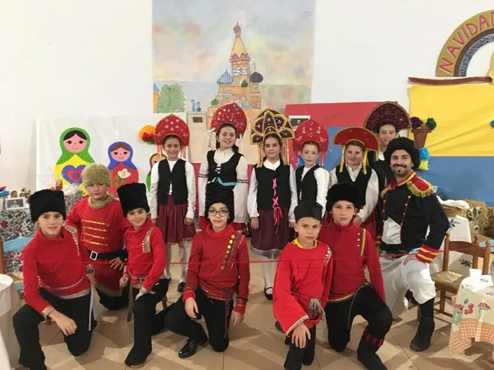 Foto 4 - Bel&eacute;n viviente, actuaciones y chocolada para recibir la Navidad en el Colegio La Encarnaci&oacute;n