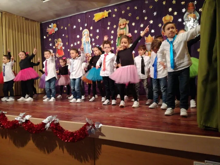 Foto 3 - Bel&eacute;n viviente, actuaciones y chocolada para recibir la Navidad en el Colegio La Encarnaci&oacute;n