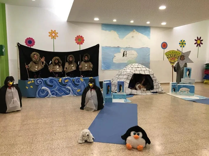 Foto 2 - Bel&eacute;n viviente, actuaciones y chocolada para recibir la Navidad en el Colegio La Encarnaci&oacute;n
