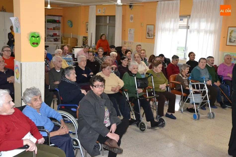 Foto 5 - El Coro de San Andr&eacute;s lleva sus canciones hasta la Residencia Mixta  