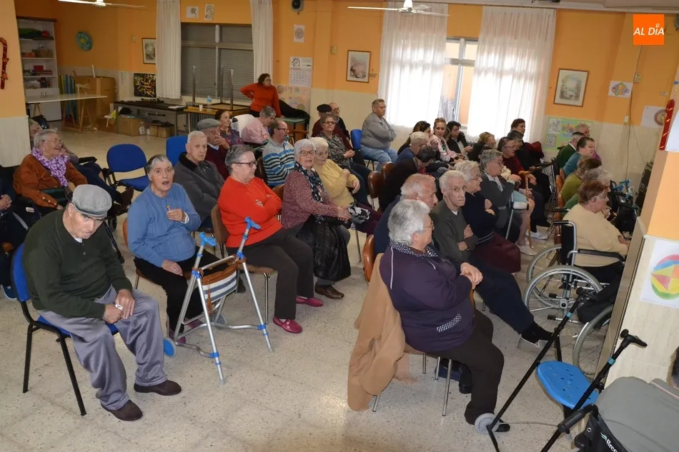 Foto 4 - El Coro de San Andr&eacute;s lleva sus canciones hasta la Residencia Mixta  