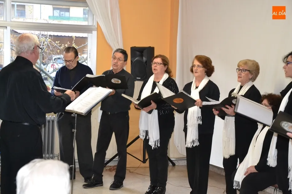 Foto 2 - El Coro de San Andr&eacute;s lleva sus canciones hasta la Residencia Mixta  